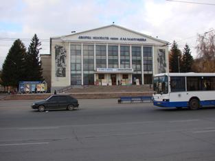 Площадь у Дворца Культуры имени А. Н. Малунцева.